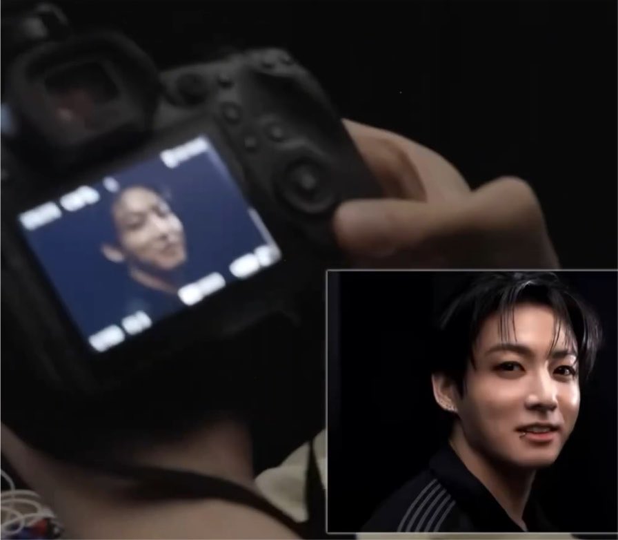 JUNG9795_'s tweet photo. 🐰: “hyung… jangan2 belum tau cara matiin kameranya ya?” 😭
🐹: “ya tau lah!”
🐹: “jungkook, sini.”
🐰: (langsung pose manis buat difoto)
🐹: “oh iya…”
🐰: ”hah? ekspresi aku kok gitu sih?” 😭
🐹: (nunjukin hasil fotonya)
🐹: (fotoin adeknya lagi) “liat ke sini”
🐰: (gantian motoin abangnya) “eh, bagus banget! emang kalo kena lighting jadi makin keren” 
🐹: “sini coba liat!”
🐹: (ngeliatin hasilnya trus langsung ngakak😭)

sibuk bgt berdua 😭😭