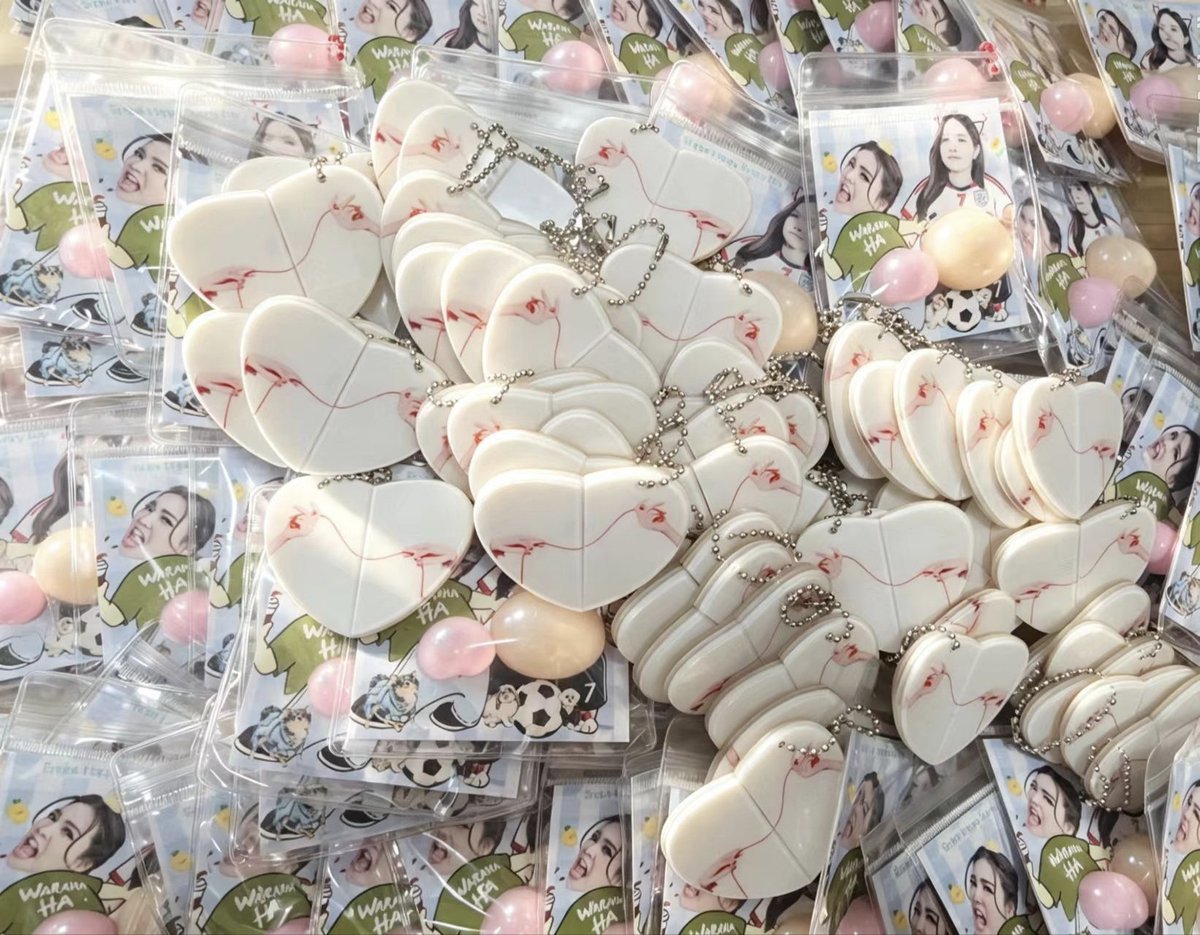 xiaocao143's tweet photo. 🐶 Giveaway🐰
💝 为大家准备了一点小心意～
捏捏乐(Squishy) ×100
红线牵心钥匙扣（Keychain）  x100

欢迎大家来领取，期待与你们在澳门相见！🇲🇴💕

ENGLOT 1ST FANMEET IN MACAU #ENGLOT1stFanmeetinMacau #ENGLOTEntwinedDestiny
#englot 
#อิงล็อต https://t.co/UWgkoFfOF6