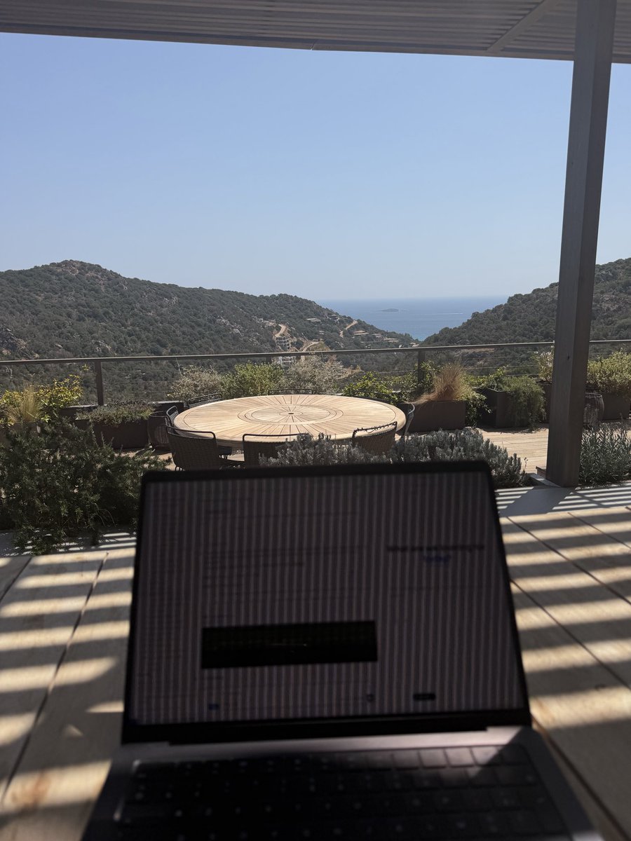 emmaguetta's tweet photo. Working with a view today 

Fixing UX https://t.co/2yTSS4iDX7