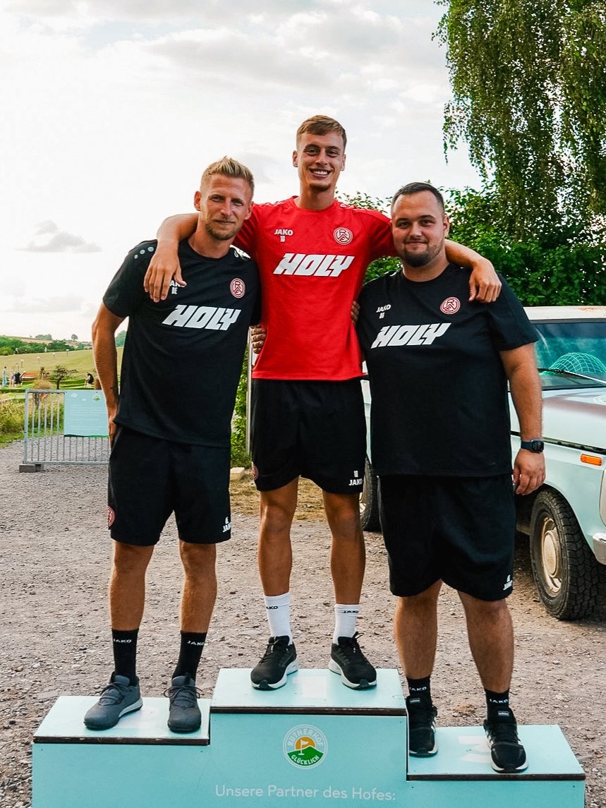 rot_weiss_essen's tweet photo. 𝐓𝐞𝐚𝐦𝐞𝐯𝐞𝐧𝐭 𝐯𝐨𝐫 𝐒𝐚𝐢𝐬𝐨𝐧𝐬𝐭𝐚𝐫𝐭 ⛳️⚽️

Auf dem Rutherhof Glücklich kamen Spieler, Trainerteam, Staff und Mitarbeiter der Geschäftsstelle zusammen und traten beim Fußballgolf gegeneinander an. 🤩

📲 https://t.co/LEx6Vr9BmV

#RWE #immeRWEiter #nurderRWE https://t.co/sgT9cs3l8A