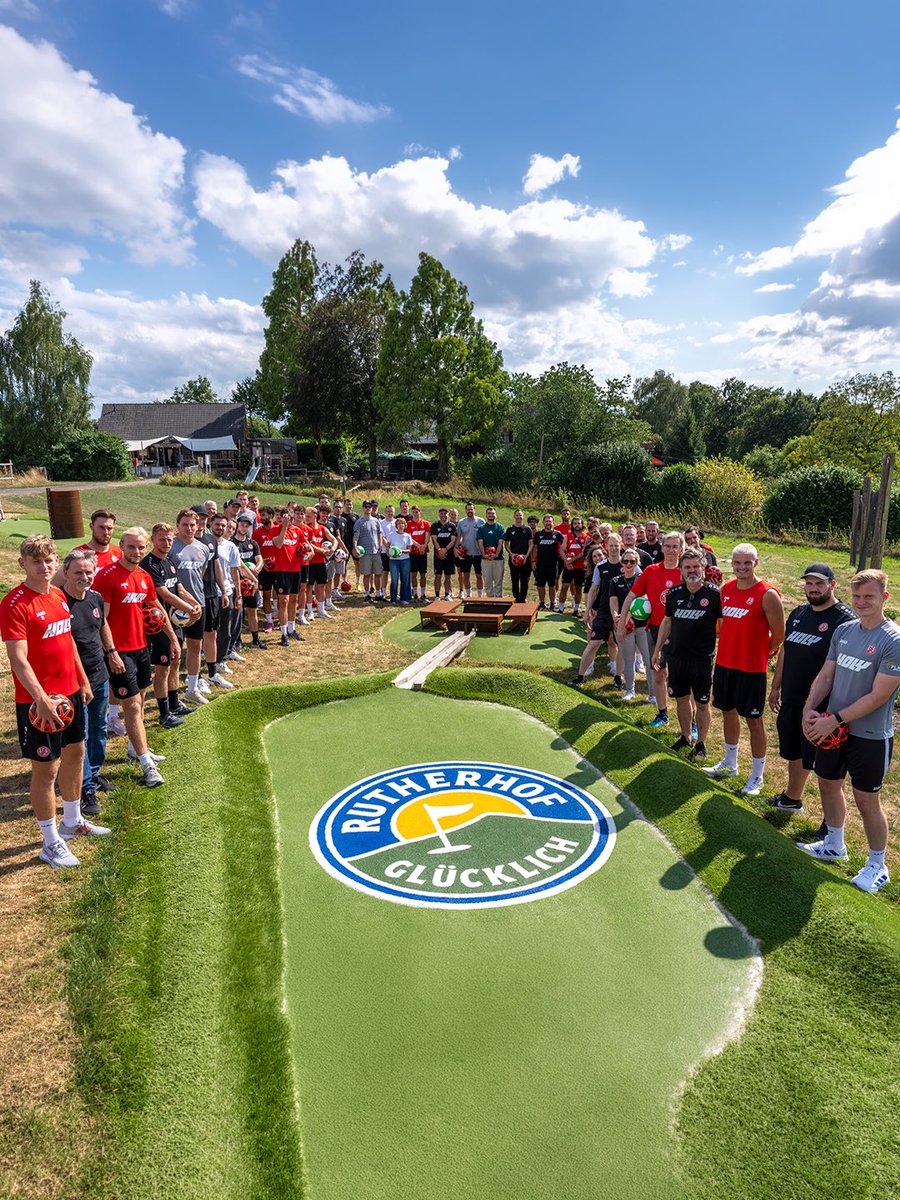 rot_weiss_essen's tweet photo. 𝐓𝐞𝐚𝐦𝐞𝐯𝐞𝐧𝐭 𝐯𝐨𝐫 𝐒𝐚𝐢𝐬𝐨𝐧𝐬𝐭𝐚𝐫𝐭 ⛳️⚽️

Auf dem Rutherhof Glücklich kamen Spieler, Trainerteam, Staff und Mitarbeiter der Geschäftsstelle zusammen und traten beim Fußballgolf gegeneinander an. 🤩

📲 https://t.co/LEx6Vr9BmV

#RWE #immeRWEiter #nurderRWE https://t.co/sgT9cs3l8A