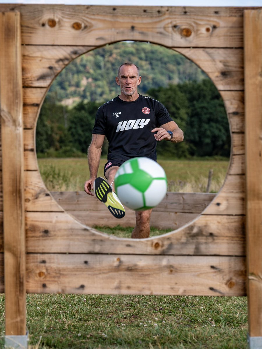 rot_weiss_essen's tweet photo. 𝐓𝐞𝐚𝐦𝐞𝐯𝐞𝐧𝐭 𝐯𝐨𝐫 𝐒𝐚𝐢𝐬𝐨𝐧𝐬𝐭𝐚𝐫𝐭 ⛳️⚽️

Auf dem Rutherhof Glücklich kamen Spieler, Trainerteam, Staff und Mitarbeiter der Geschäftsstelle zusammen und traten beim Fußballgolf gegeneinander an. 🤩

📲 https://t.co/LEx6Vr9BmV

#RWE #immeRWEiter #nurderRWE https://t.co/sgT9cs3l8A