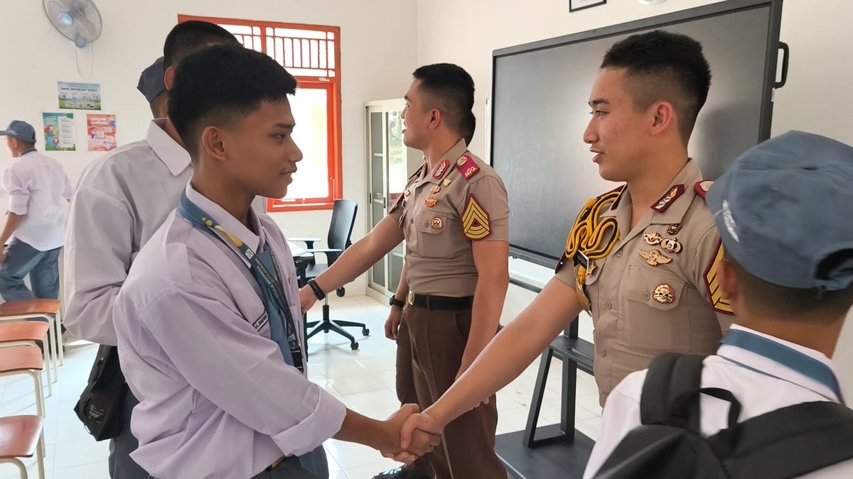 SabharaBatu's tweet photo. Polri Kerahkan 372 Taruna Akpol Dampingi Siswa di 73 Sekolah Rakyat Bersama Taruna Akademi TNI https://t.co/EBAPHBRM6m