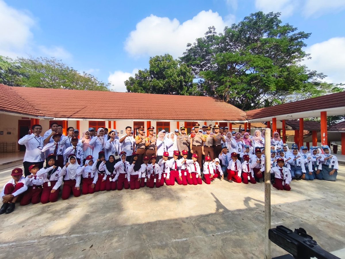 SabharaBatu's tweet photo. Polri Kerahkan 372 Taruna Akpol Dampingi Siswa di 73 Sekolah Rakyat Bersama Taruna Akademi TNI https://t.co/EBAPHBRM6m