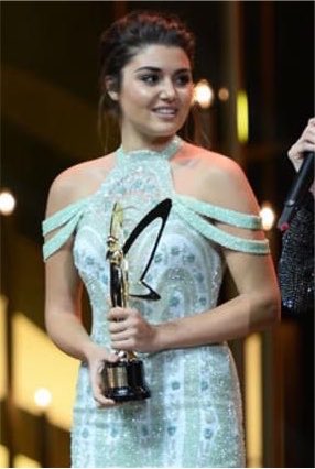 gossipmagazinn's tweet photo. Hande Erçel’in Altın Kelebek ödülünü aldığı gün ile yıllar sonra katıldığı uluslararası davetteki hali hayranları tarafından karşılaştırıldı. https://t.co/z5QmowpE4k