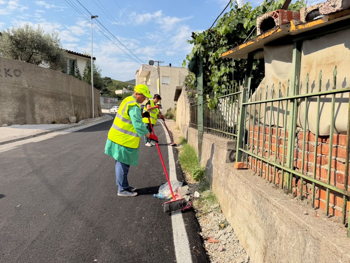 punetorettirane's tweet photo. 🧹🌿✨ Vijon puna për një Tirane më të pastër!
👷♂️💪 Ekipet tona , në një aksion tjeter për mirëmbajtjen e gjelbërimit dhe pastrimin në rrugët e Njësisë Administrative Krrabë! 🚛♻️🧹
Njësia Administrative Krrabë #Pastërti #Mjedis #Komunitet #Tirana ♻️🌿🏡 https://t.co/MqKskb7ifS