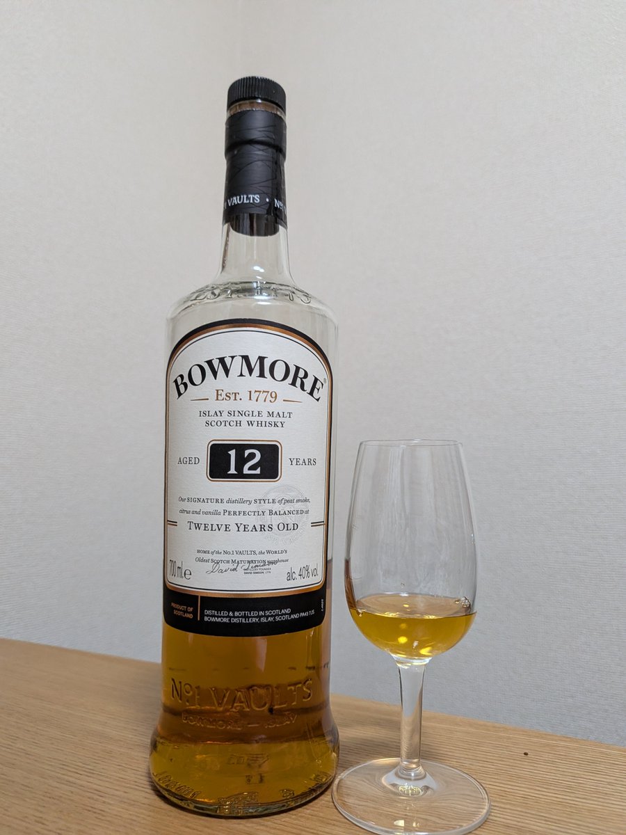 plus_whisky's tweet photo. なぜかふと、ボウモア12年OBを飲みたくなった。

……あれ…、なんかやけに美味しいぞ…。
そんな頻繁に飲まないので開けてだいぶ経っていますが、フルーティのトーンが明るくなったような…いいボウモアの薄いところを一瞬感じたような…。
いやとにかくフルーティがいい。後でまた振り返ろう。 https://t.co/ZBMLVJBj6X