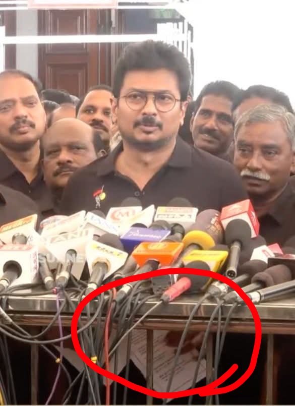 Peruvazhuthiyar's tweet photo. சட்டமன்றத்தை விட்டு வெளிய வந்தவுடன் உடனடியாக ஸ்கிரிப்ட் எழுதி தரும் அந்த ஐந்து பேர் கொண்ட குழுவை பாராட்டி தான் ஆகணும்...

திடீர் சாமியார், திடீர் சமையல் என்பதைப் போல "திடீர் ஸ்கிரிப்ட் பேப்பர்" தான் உதயநிதி அவர்களுடைய அரசியல் வாழ்க்கையாக இருக்க போகின்றது.

சட்டமன்றத்தை விட்டு வெளியே வந்தவுடன், சட்டமன்றத்தில் நடந்த நிகழ்வுகளை மையப்படுத்தி சுயமாக விமர்சனம் செய்ய தெரியாமல் ஸ்கிரிப்ட் பேப்பரை வைத்து விமர்சனம் செய்யும் அளவிற்கு தான் உதயநிதி அவர்களுடைய அரசியல் தெளிவு இருக்கின்றது..

உதயநிதி அவர்கள் வலிந்து ஊதி பெரிதாக்கப்பட்ட காற்றடைக்கப்பட்ட வெற்றி பலூன். அவரிடம் கருத்தியல் என்பதெல்லாம் இல்லை. மேலும் திரு உதயநிதி அவர்கள் Unfit for எதிர்க்கட்சித் தலைவர். 

🤦🤦🤦