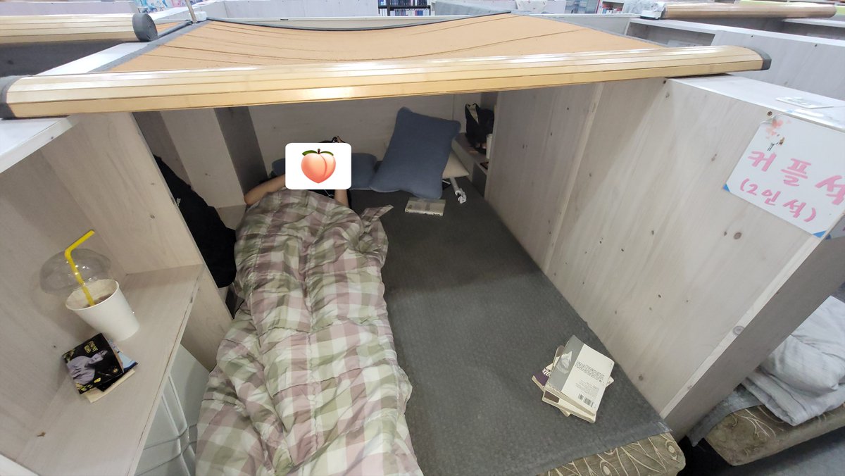 rackshr's tweet photo. 6시간에 6천 원 하는 소문난 아저씨 만화방 갔다 옴
사장님이 중국집 시킬 사람 육성 공지 해서 짜장면 두 그릇에 14000원으로 시켜 먹음 2인석은 덮개도 있고 겁나 아늑해서 개맛있게 자고 왔다. . . https://t.co/8dWDIusmS1
