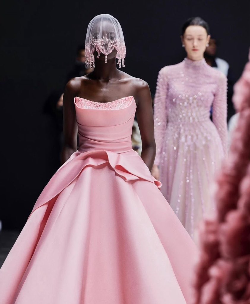 Mimiboards's tweet photo. Waad Aloqaili Tear drop veil Spring/Summer2025 Couture 💧🩷 https://t.co/QztcLlGEBh