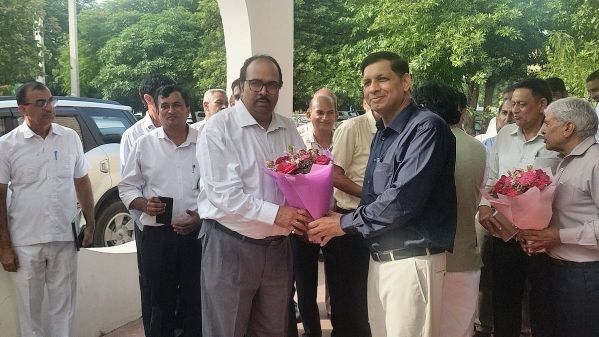 harcobank's tweet photo. On arrival, they were welcomed by Shri Yeshvir Singh, General Manager, DCCB Panchkula. During the visit, they held detailed discussions on the Bank's progress and inaugurated the newly renovated premises of DCCB Panchkula. https://t.co/Sw5sKFdiA1