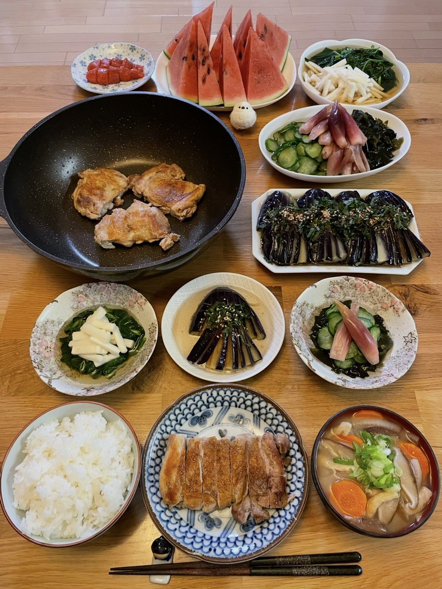 misaxyz's tweet photo. おかえり〜、また猛暑日ね😊
今日はチキンステーキ！弱火調理でゆっくり熱を入れ皮はパリッと身はふっくら柔らかチキンよ。茄子の揚げ浸しシソ香味、きゅうりワカメみょうがの酢物、モロヘイヤと長芋のお浸し、明太子、具だくさんなお味噌汁、🍉✨
手ぇ洗っといで、早よ食べよ🤗 https://t.co/N6JZRoN9UN