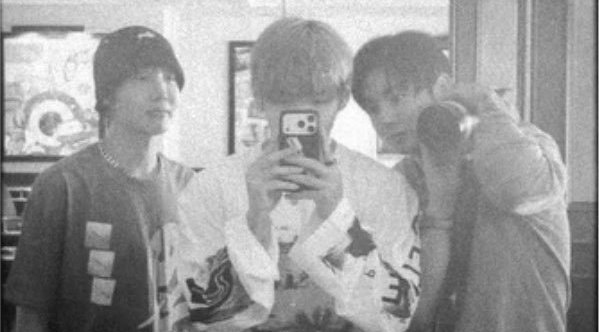 Taekoomania's tweet photo. Hobi obviously being a thirdwheel 😭😭😭 https://t.co/if8XNtdO2m