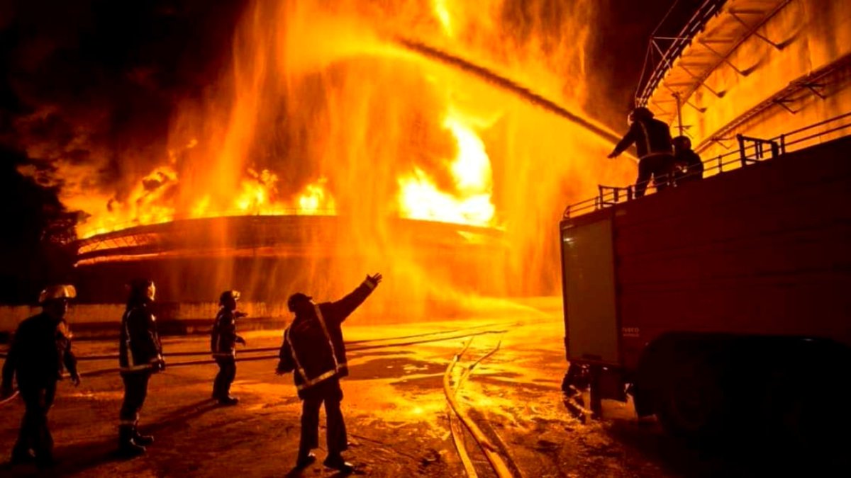 EmbaCuba_UK's tweet photo. 17 Cuban firefighters died battling the 2022 Matanzas fire. The US blockade meant vital foam was scarce. 4 years on, Ambassador @IsmaraWalter met @fbunational to honor the fallen &amp; build solidarity. A British &amp; Cuban firefighter run towards the same fire. 🇨🇺✊ 
#CubaNoEstáSola https://t.co/6wzyyVE3sY