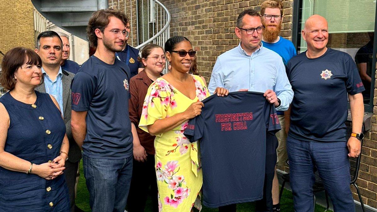 EmbaCuba_UK's tweet photo. 17 Cuban firefighters died battling the 2022 Matanzas fire. The US blockade meant vital foam was scarce. 4 years on, Ambassador @IsmaraWalter met @fbunational to honor the fallen &amp; build solidarity. A British &amp; Cuban firefighter run towards the same fire. 🇨🇺✊ 
#CubaNoEstáSola https://t.co/6wzyyVE3sY