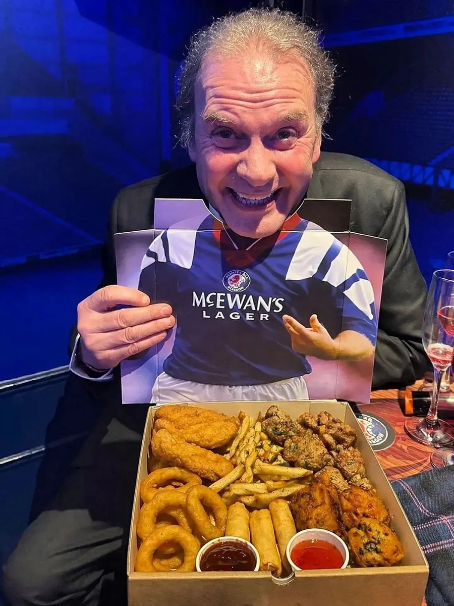 OswaldsBar's tweet photo. Just a reminder, with it being a 5pm kick off tonight, don't let the missus talk you into going home for dinner..we've got you sorted 🍽😋

Our Retro Munchie Boxes are available from 3pm, Lift the lid to reveal the iconic 92/93 strip, put your chin in the space and look like your celebrating like Super Ally 😁

#thepeoplespub