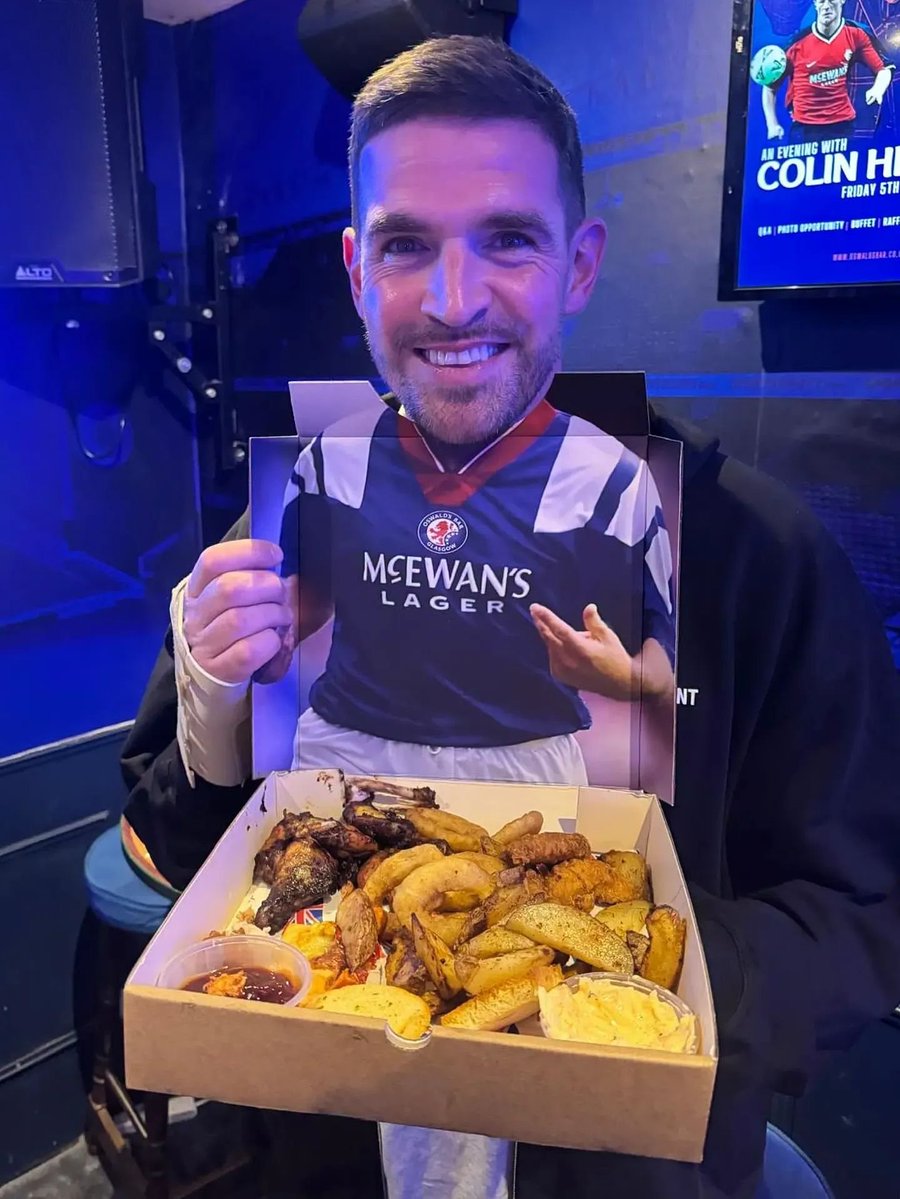 OswaldsBar's tweet photo. Just a reminder, with it being a 5pm kick off tonight, don't let the missus talk you into going home for dinner..we've got you sorted 🍽😋

Our Retro Munchie Boxes are available from 3pm, Lift the lid to reveal the iconic 92/93 strip, put your chin in the space and look like your celebrating like Super Ally 😁

#thepeoplespub