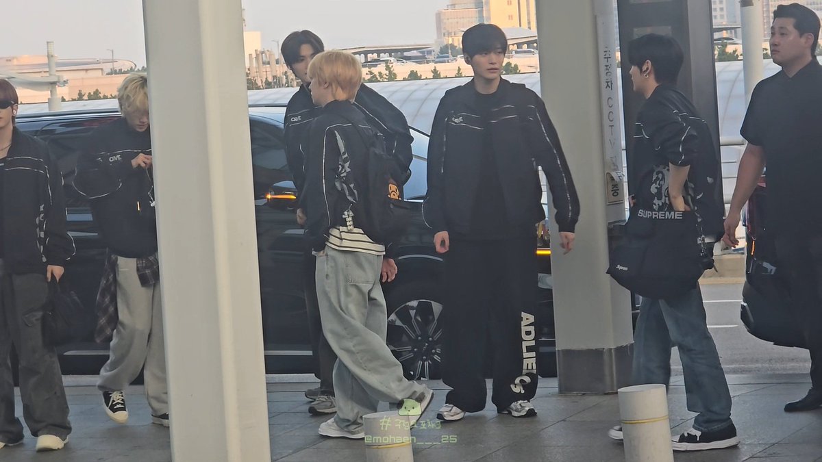forkoojungmo's tweet photo. CRAVITY heading to Qingdao for their fanmeeting! ✈️ they all showed up wearing the same jackets with "CRVT" written on. is this new merch??!?!

#크래비티 #CRAVITY https://t.co/6HMgMcBvRW
