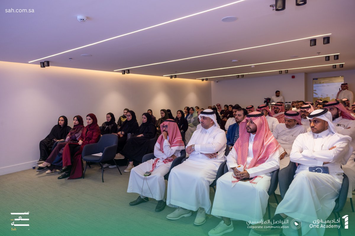 SahDevelopment's tweet photo. جانب من #لقاءات_سعة، في حوار جمع الأستاذ حمزة العديلي، وأداره الأستاذ ثامر المشرافي ، في لقاء ثري حول تطوير الأعمال وأفضل الممارسات لبناء أقسام قادرة على تحقيق النمو وصناعة الأثر.

عندما يجتمع أصحاب الخبرة مع الحضور الشغوف، تصبح الحوارات أكثر قيمة. حوارٌ ثري بالأفكار والتجارب، ورؤى عملية حول واقع تطوير الأعمال ومستقبله.