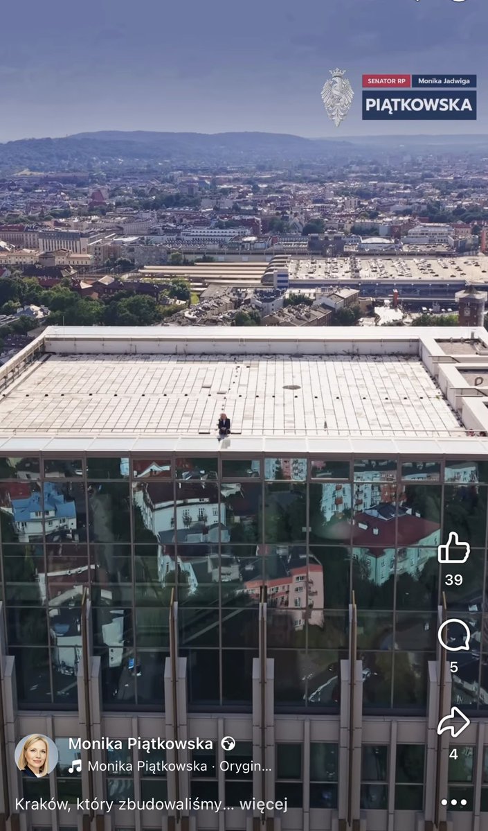 piotr_bartosz's tweet photo. Senator Piątkowska rozpoczęła kampanię z wysokiego c, a dokładnie z dachu budynku Unity Tower w Krakowie.
Z tego co się orientuję jako skromny właściciel firmy budowlanej, korzystanie z technicznej strefy dachu wymaga specjalnych zgód i zabezpieczeń.

Chyba, że czegoś nie wiem i to miejsce jest dostępne dla zwiedzających?

#człowiekzdachu