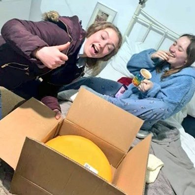 AcervoCharts's tweet photo. Garota foi a um encontro com um homem que trabalha em uma fazenda e ganhou um queijo de 12 kg de presente. https://t.co/LWLijcWdfy