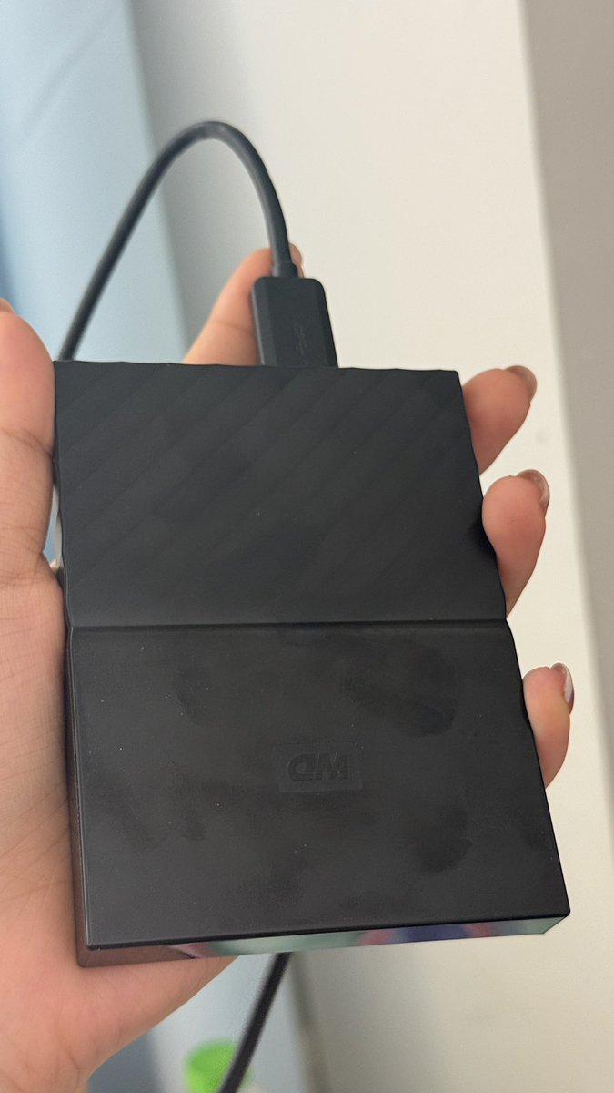 _501boybes's tweet photo. ตั้งแต่รู้ว่า external harddisk ที่ต่อเชื่อมคอม สามารถซื้อหัวแปลงมาเสียบกับมือถือได้ ก็เลิกซื้อไอคลาวละ ฮื่อ แล้วแบบคอมถูกกว่าแบบมือถือ ใช้มาจะครบ 6 เดือนละ ก็ไม่มีไฟล์หายใดๆ คุ้มค่าๆ ใครสาย 4K คือแนะนำคับ โหลดไฟล์ไวมาก ไม่ต้องใช้เนตด้วย งงเหมือนกัน ถ้าตัวที่ใช้กับมือถือตรงๆ 4-5พัน ตัวนี้ 2 พันกว่า ✌🏻🫪  

   ที่เปลี่ยนมาลองแบบนี้เพราะ segateดันเลิกทำแบบของมือถืออะดิ (ภาพสุดท้าย) ใช้ดีเหมือนกัน เลิกผลิตทำไม😔