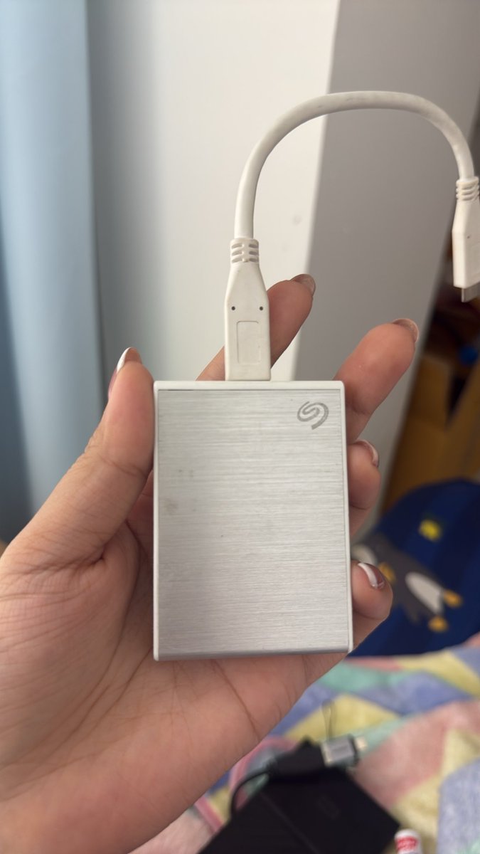 _501boybes's tweet photo. ตั้งแต่รู้ว่า external harddisk ที่ต่อเชื่อมคอม สามารถซื้อหัวแปลงมาเสียบกับมือถือได้ ก็เลิกซื้อไอคลาวละ ฮื่อ แล้วแบบคอมถูกกว่าแบบมือถือ ใช้มาจะครบ 6 เดือนละ ก็ไม่มีไฟล์หายใดๆ คุ้มค่าๆ ใครสาย 4K คือแนะนำคับ โหลดไฟล์ไวมาก ไม่ต้องใช้เนตด้วย งงเหมือนกัน ถ้าตัวที่ใช้กับมือถือตรงๆ 4-5พัน ตัวนี้ 2 พันกว่า ✌🏻🫪  

   ที่เปลี่ยนมาลองแบบนี้เพราะ segateดันเลิกทำแบบของมือถืออะดิ (ภาพสุดท้าย) ใช้ดีเหมือนกัน เลิกผลิตทำไม😔