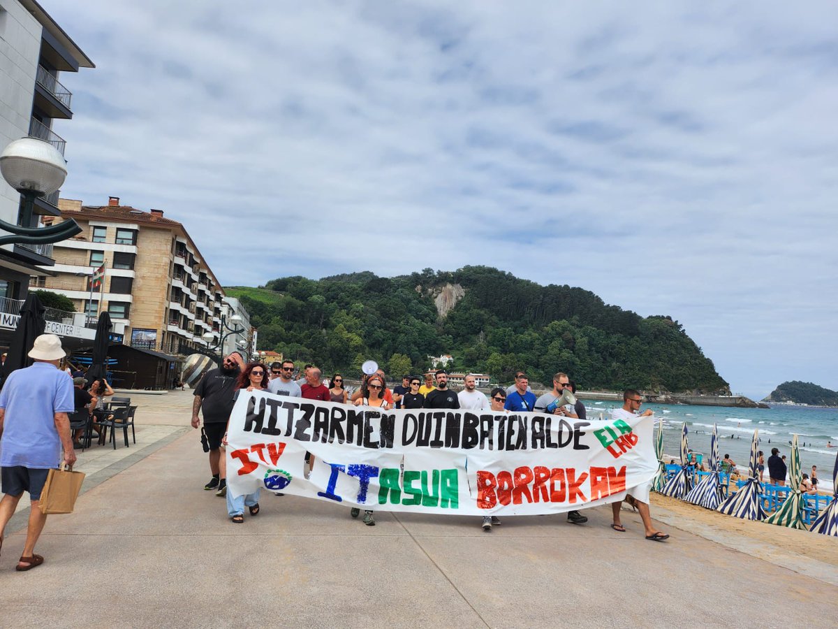 ELA_Sindikatua's tweet photo. ✊Bergara eta Zarauzko #ItasuaITV|ko langileek borrokan jarraitzen dute

Gaur, mobilizazioa Zarauzko malekoian

📢Gipuzkoako beste ITVetako baldintzekin ekiparazioa orain‼️

✊Las y los trabajadores de #ItasuaITV de Bergara y Zarautz continúan en huelga indefinida y movilizándose https://t.co/UxN0ttDGuD