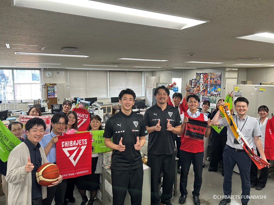 CHIBAJETS's tweet photo. 【お知らせ】本日、#千葉ジェッツ クラブ代表の佐藤、#荒尾岳 選手、#佐藤巧 選手が船橋市役所を表敬訪問し、松戸徹市長へ2026-27シーズンから始まるB.PREMIERへの決意をお伝えし、今シーズンも変わらぬご支援をいただけるようお願いしました❤️‍🔥今シーズンも熱いサポートを、よろしくお願いします🙇‍♂️ https://t.co/131drVIj4O