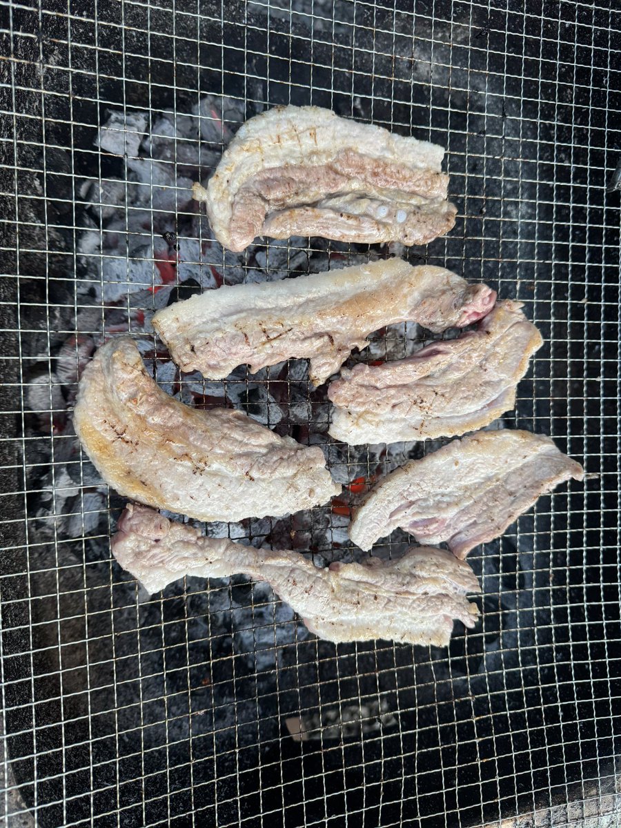 North_BanDaLgoM's tweet photo. 대가족이 함께 캠핑을 왔다. 
물가도 바로 옆이고, 마을 회관을 통째로 임차해서 쓰는거라 공간도 널찍하고 에어컨도 빵빵하다. 
저녁으로 우대갈비와 삼겹살을 먹어보자. https://t.co/0loBiel7cZ