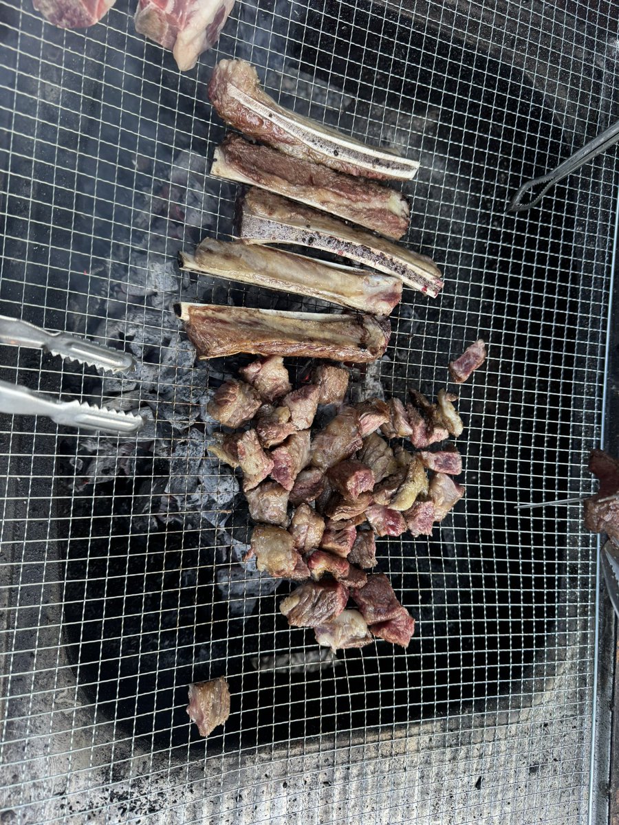 North_BanDaLgoM's tweet photo. 대가족이 함께 캠핑을 왔다. 
물가도 바로 옆이고, 마을 회관을 통째로 임차해서 쓰는거라 공간도 널찍하고 에어컨도 빵빵하다. 
저녁으로 우대갈비와 삼겹살을 먹어보자. https://t.co/0loBiel7cZ