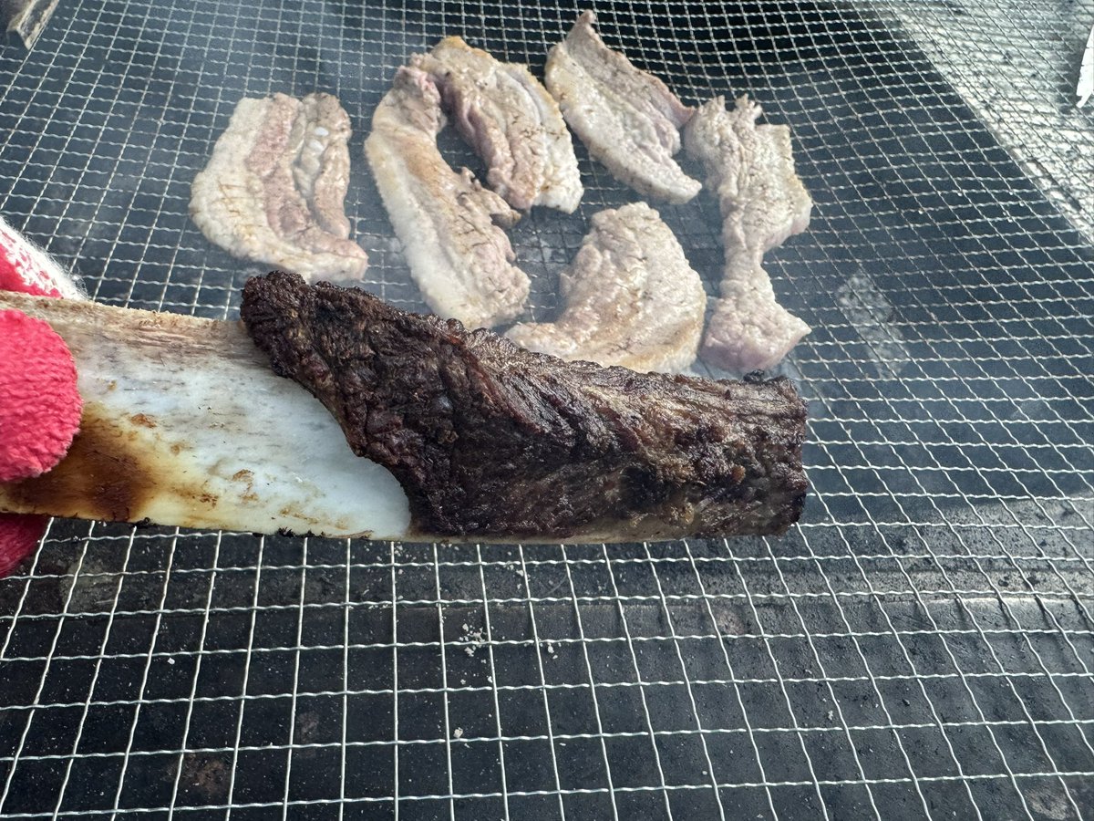 North_BanDaLgoM's tweet photo. 대가족이 함께 캠핑을 왔다. 
물가도 바로 옆이고, 마을 회관을 통째로 임차해서 쓰는거라 공간도 널찍하고 에어컨도 빵빵하다. 
저녁으로 우대갈비와 삼겹살을 먹어보자. https://t.co/0loBiel7cZ