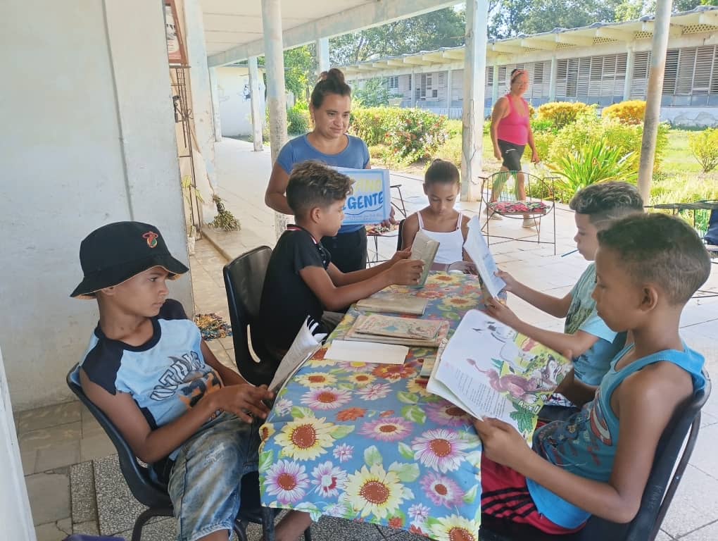 MarilisMor40555's tweet photo. La lectura de libros infantiles actividad del verano con mi gente que disfrutan los niños del consejo popular La Martí del municipio Yara provincia Granma.#VeranoConMiGente #EducacionYara https://t.co/b2d53sSihg