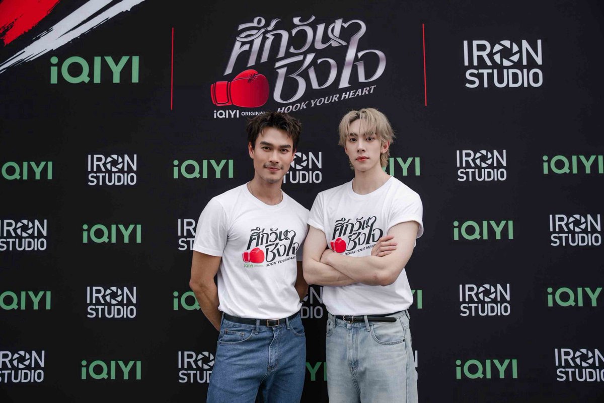 PRSocietyNews's tweet photo. เปิดยกแรกก็ฮุกใจ! "ดีแลนด์-ชอน" เคมีแรงเกินต้าน บวงสรวง iQIYI Original "Hook Your Heart ศึกวันชิงใจ" คึกคัก
#HookYourHeart
#ศึกวันชิงใจ
#iQIYIOriginal
#iQIYI #IronStudio
#DelandDechochai
#ShawnChawitkan
>> https://t.co/QaQKntkoZb
หลัง iQIYI Thailand ประกาศเปิดโปรเจกต์ iQIYI Original "Hook Your Heart ศึกวันชิงใจ" ซีรีส์แนวโรแมนติกดราม่าสายกีฬาที่ดัดแปลงจากนิยาย BL ชื่อดังของ marchy อย่างเป็นทางการ ก็ได้รับกระแสตอบรับอย่างล้นหลามจากแฟน ๆ ทั้งสายซีรีส์ สายนิยาย และแฟนคลับของนักแสดง ที่ต่างเฝ้ารอติดตามความคืบหน้าของโปรเจกต์เรื่องนี้อย่างใกล้ชิด
ล่าสุด iQIYI Original "Hook Your Heart ศึกวันชิงใจ" ได้ฤกษ์ดีจัดพิธีบวงสรวงเปิดกล้องอย่างเป็นทางการ ณ ลานพระพิฆเนศ ศูนย์การค้ายูเนี่ยน มอลล์ เพื่อความเป็นสิริมงคลก่อนเริ่มต้นการถ่ายทำ โดยมี โคโค่ หยาง Managing Director, iQIYI Thailand, เศกสิทธิ์ เป็นดี Director, Project Development & Artist Development, iQIYI Thailand, ฬอน - คณวัชร สังวริบุตร ผู้บริหาร Iron Studio และผู้กำกับ, แอน - ปรัตธนันท์ สังวริบุตร ผู้บริหาร Iron Studio ร่วมพิธี พร้อมด้วยนักแสดงนำ ดีแลนด์ - เดโชชัย ธิติอภิธาน และ ชอน - ชวิศการ วรโรจน์โยธิน รวมถึงนักแสดงอีกคับคั่ง อาทิ แก้ม - ญาณิศา ธีราธร, ต้อง - สมิตพงศ์ สกุลพงศ์ชัย, กัส - สัจจกุล กุลดา, น้ำมนต์ - กฤตนัย อาสาฬห์ประกิต, เอ๊กซ์ - ปิยะ วิมุกตายน และ เป่าปิง - ด.ญ. ธัญชนิด เดชเส้ง บรรยากาศภายในงานเต็มไปด้วยความอบอุ่นและเป็นกันเอง ท่ามกลางแฟนคลับที่เดินทางมาร่วมให้กำลังใจนักแสดงกันอย่างคับคั่ง เรียกว่าซีรีส์เรื่องนี้ทั้งแรงทั้งปังตั้งแต่ยังไม่เริ่มออกอากาศ
สองนักแสดงนำ ดีแลนด์-ชอน เปิดเผยถึงความรู้สึกหลังเข้าร่วมพิธีบวงสรวงว่า "พวกเราพร้อมเต็มที่สำหรับซีรีส์ iQIYI Original 'Hook Your Heart ศึกวันชิงใจ' ครับ ดีใจมากที่วันนี้ได้มีพิธีบวงสรวงอย่างเป็นทางการ และหวังว่าทุกอย่างจะราบรื่น จากนี้ก็จะเข้าสู่การถ่ายทำจริงแล้ว ตื่นเต้นมาก ต้องขอขอบคุณผู้ใหญ่ทุกท่าน ทั้งทาง iQIYI และ Iron Studio ที่มอบโอกาสให้พวกเราได้เป็นส่วนหนึ่งของโปรเจกต์นี้ รวมถึงการที่พวกเราได้รับโอกาสเป็นนักแสดงในโปรเจกต์ Friend of iQIYI Artist ซึ่งเป็นอีกก้าวสำคัญที่จะเปิดโอกาสใหม่ ๆ ทั้งในประเทศไทยและต่างประเทศ สุดท้ายนี้ต้องขอขอบคุณแฟนคลับทุกคน ทั้งที่มาร่วมพิธีในวันนี้ และแฟน ๆ ที่ติดตามโปรเจกต์ทางหน้าจอ คอยกดไลก์ คอมเมนต์ และแชร์ข่าวสารของซีรีส์และพวกเราอยู่เสมอ พวกเราจะตั้งใจทำงานอย่างเต็มที่ เพื่อมอบผลงานที่ดีที่สุดและตอบแทนทุกแรงสนับสนุนครับ"
เตรียมลุ้นทุกไฟต์บนสังเวียน พร้อมตกหลุมรักไปกับเรื่องราวสุดเข้มข้นของ "เมะหมาเด็ก" และ "เคะกล้าม" ใน iQIYI Original "Hook Your Heart ศึกวันชิงใจ" เร็ว ๆ นี้ รับชมได้ทางแอปพลิเคชัน iQIYI และเว็บไซต์ https://t.co/sRl3tr4rPO เท่านั้น