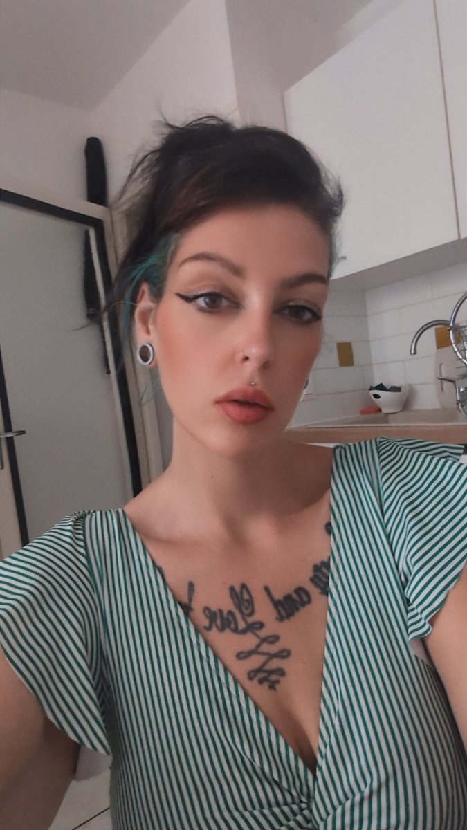 elodiednb's tweet photo. Ola les putes https://t.co/jKnzYodFy7