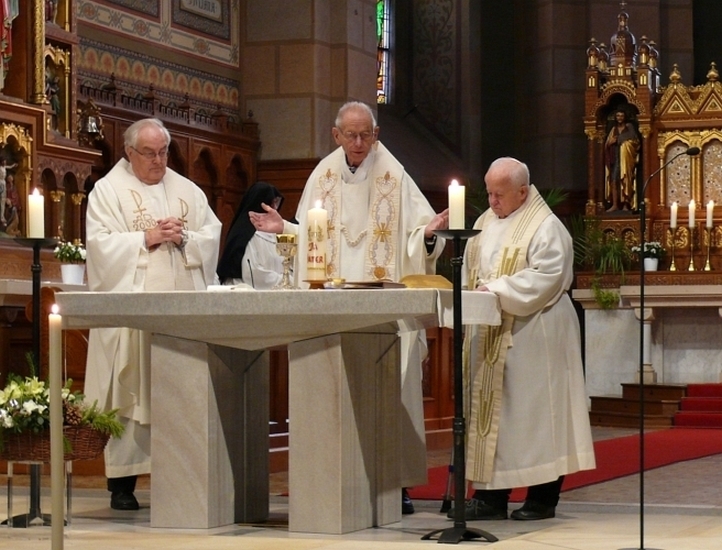 KlosterStMarien's tweet photo. "Der Herr segne und behüte Dich,
Der Herr lasse sein Antlitz über Dir leuchten und sei Dir gnädig.
Er zeige Dir sein Angesicht und gebe Dir Frieden.
Amen."
Ehre sei dem Vater
und dem Sohn
und dem Heiligen Geist.
#Kloster | #Marienthal | #Beistand | #Gebet | #Segen https://t.co/HRVKWRzgkf