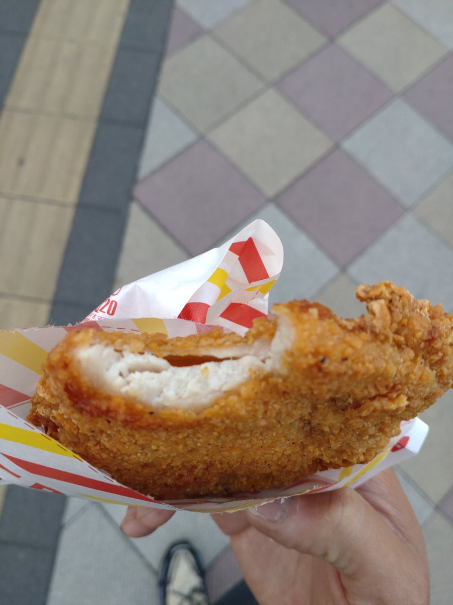hato_sagi's tweet photo. 45%増量ファミチキの揚げたてなんていう破壊力しかないもの食べてる🤤 https://t.co/P7VQMSdTCZ