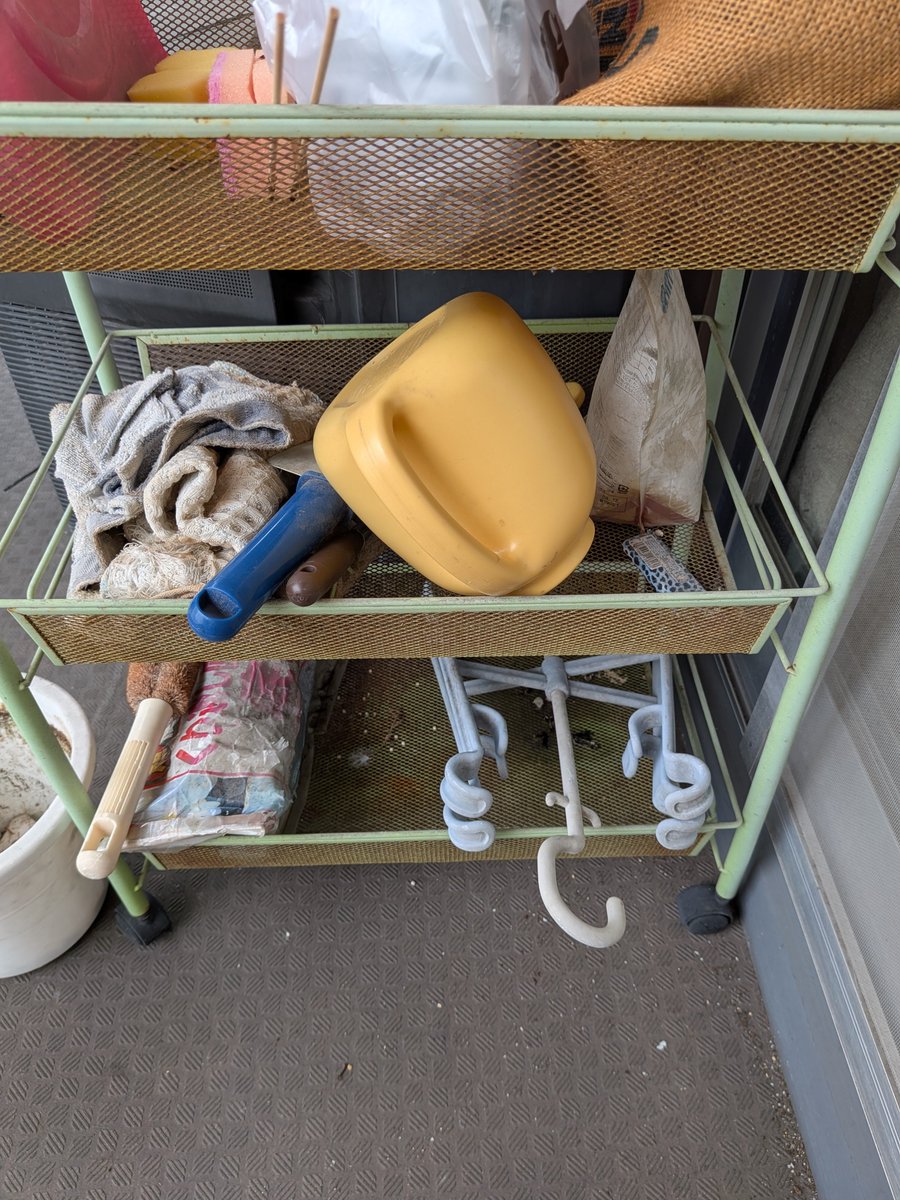 manakae_SR2's tweet photo. ベランダのこんなとこに 🕊ふん？って思ってたら
ワゴンの置き場所、少し前に変えたのよね…

一昨日くらいに気づいたんだけど
ワゴンの下の段見て！
ふんとか羽とかある😭 
ってことは、ここに🕊入ってたってことよね？？？

気持ち悪い…(｡× ×｡)怖すぎる😭 https://t.co/3YhROdqs5y