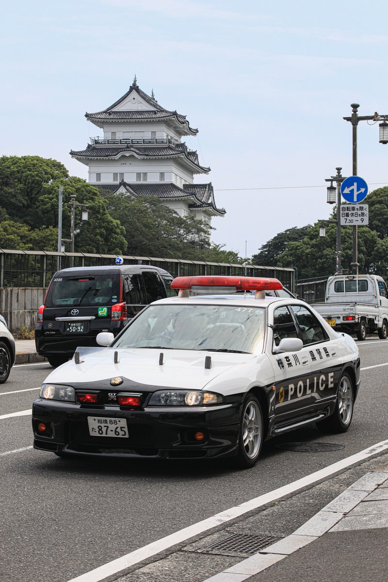 korekit_pot's tweet photo. 神奈川県警 第二交通機動隊
NISSAN R33 GTRパトカー

小田原市内にて開催された警察イベントに出動した同車。

お城をバックに撮れたらいいな、などと淡い期待をしていましたが、無事に思っていた通りの構図で県警の名車と難攻不落の城として名高い小田原城を撮れて満足しました。 https://t.co/f8NOqRuAlk