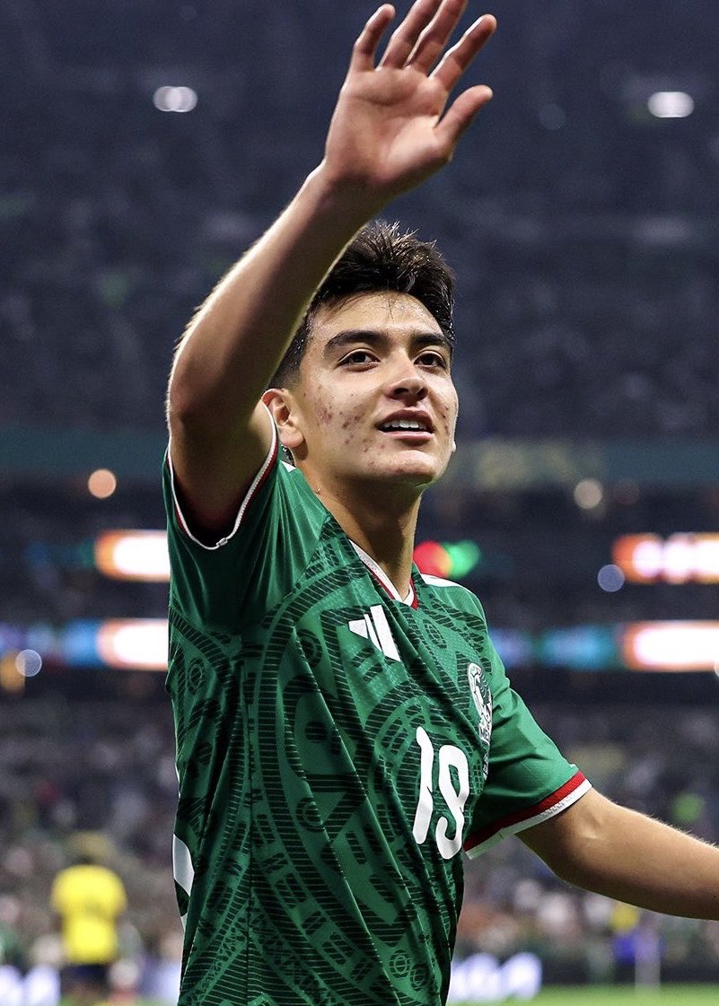 PolymarketSport's tweet photo. 🚨JUST IN: PSG has emerged as the leading contender to sign 17-year-old Mexican wonderkid Gilberto Mora.

He is one of their top long-term transfer targets but are willing to wait until he turns 18 before making their move, following FIFA transfer regulations.

— @marca https://t.co/qOa6z6JF0o
