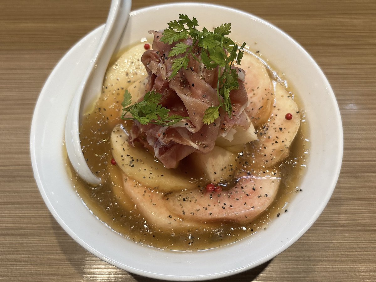 _74123659's tweet photo. 今年101杯目のラーメンは、六感堂@要町にて冷製桃そばでした（🍑・ω・🍑）桃と生ハムの量が凄まじい😆👏 今年は例年に比べて杯数もペースも少なめだけど、変わらず大好きなラーメンを求めて食べ歩き続けます🌱 https://t.co/zwHWDQgmDy