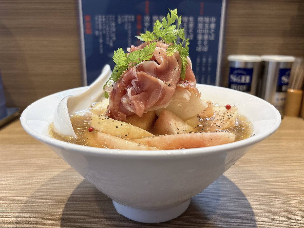 _74123659's tweet photo. 今年101杯目のラーメンは、六感堂@要町にて冷製桃そばでした（🍑・ω・🍑）桃と生ハムの量が凄まじい😆👏 今年は例年に比べて杯数もペースも少なめだけど、変わらず大好きなラーメンを求めて食べ歩き続けます🌱 https://t.co/zwHWDQgmDy