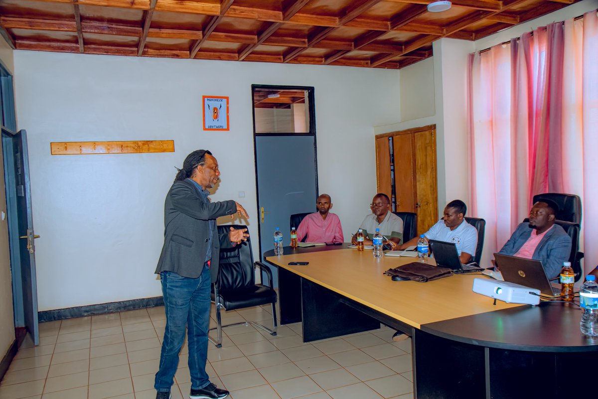 NgomaDistrict's tweet photo. Umushinga wa Bella Beach Eco-Lodge uzubakwa mu mezi 22, ushorwemo asaga 500,000,000 Frw, ukazatanga imirimo ndetse ugateza imbere ubukerarugendo bukorerwa ku nkengero z'ikiyaga cya Mugesera ariko hibandwa cyane kubungabunga ibidukikije. https://t.co/GqF9RWvt58