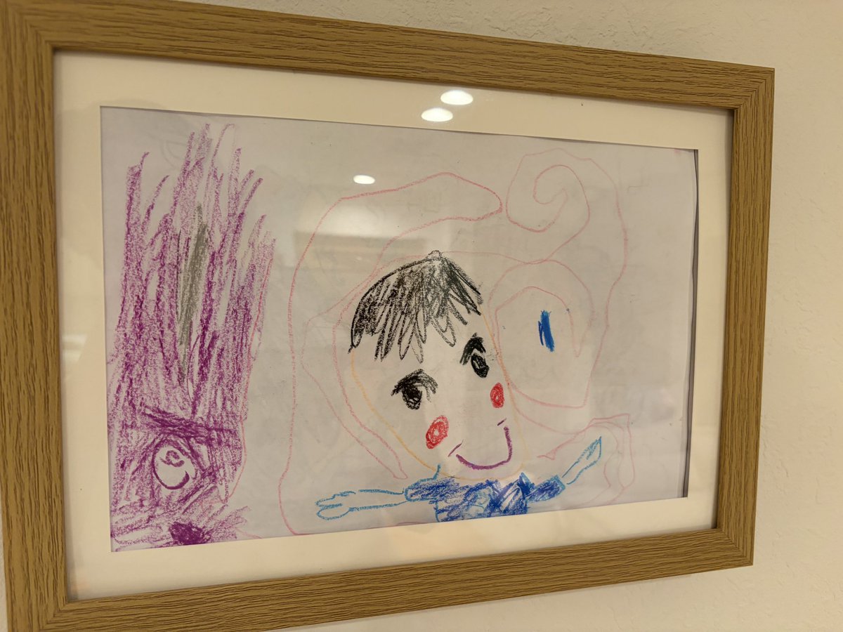 INSPi_keisuke's tweet photo. 娘が保育園でパパの絵を描いてきてくれた！
嬉しすぎて即飾った！！ https://t.co/B7ymy9Akpa
