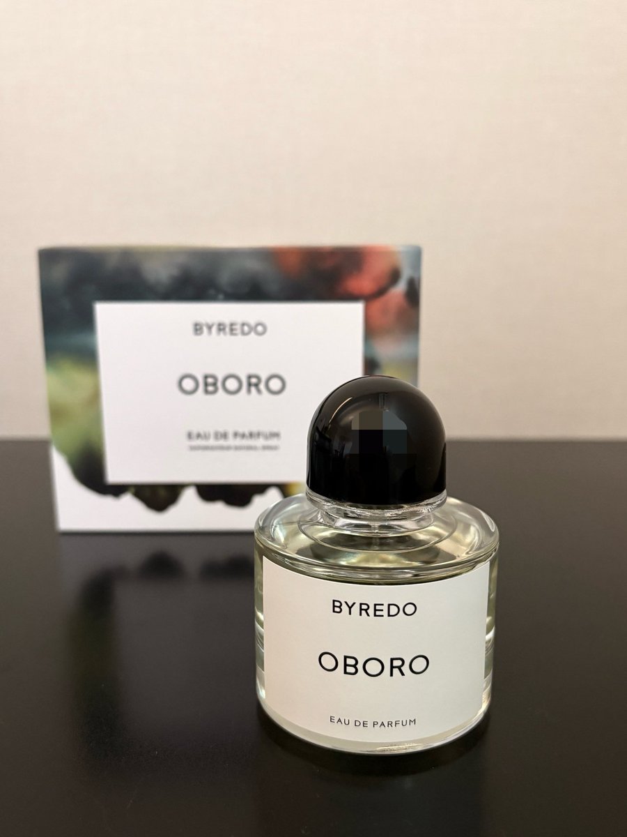 _theperfume's tweet photo. バイレードもひとつ買ったら集まってくるんだな…😇
日本限定 OBORO
まさに朧げな、輪郭を持たない香り。何ものでもなく、何者にもなれそうな不思議な雰囲気。トップの軽やかなところもいいんだけど、消えかけの頃肌に残る香りがすごく好き。漂う香りに抗えずでした。 https://t.co/DCByT7eaUv