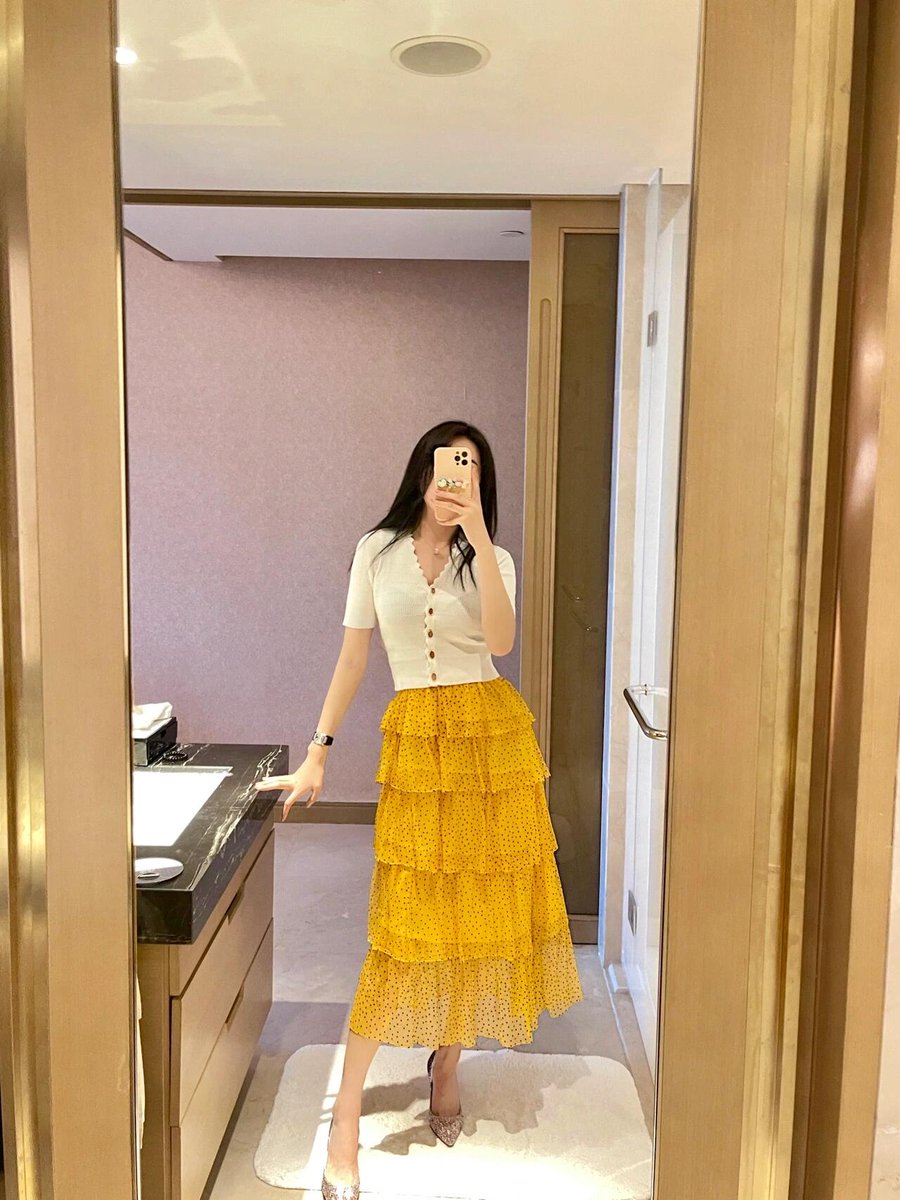 EepQoop's tweet photo. 오늘의 룩: 햇살을 인간으로 만들면 이런 느낌? 
 하지만 구두 덕분에 걸음걸이는 아기 사슴 수준... https://t.co/hoP9RvE8lH
