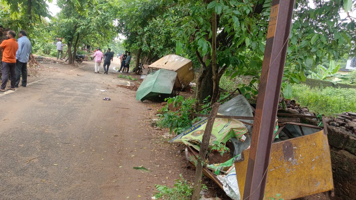 bmcbbsr's tweet photo. Enforcement carried out to remove unauthorized vending structures encroaching on the footpath near IGKC Hospital in Ward No. 23. Encroachment materials were seized from the footpath and roadside near IGKC Hospital, as well as from Damana Road, to keep public spaces free from encroachments and improve public accessibility. Similar enforcement against pavement encroachments will continue across the city.
#EnforcementDrive #Bhubaneswar