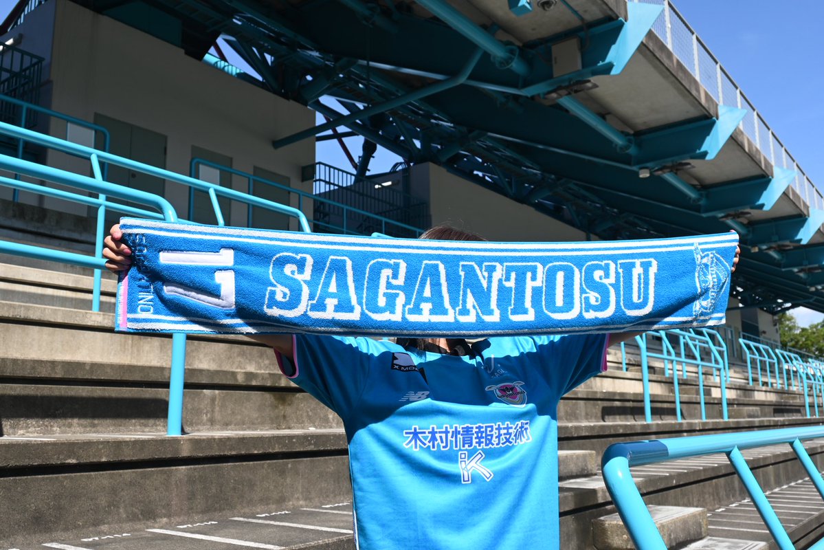 SaganTosuGoods's tweet photo. ／
応援マストアイテム📣
タオルマフラーを紹介するウィン♪
＼

✔︎26/27背番号タオルマフラー　17番
✔︎タオルマフラー（エンブレムワッペン）

どちらも存在感が大きいワッペンがポイント☝️

応援時はもちろん、暑さ対策にも欠かせないアイテムだよ❗️

ぜひチェックしてね❤️

#サガン鳥栖
#サガン鳥栖グッズ
#タオルマフラー