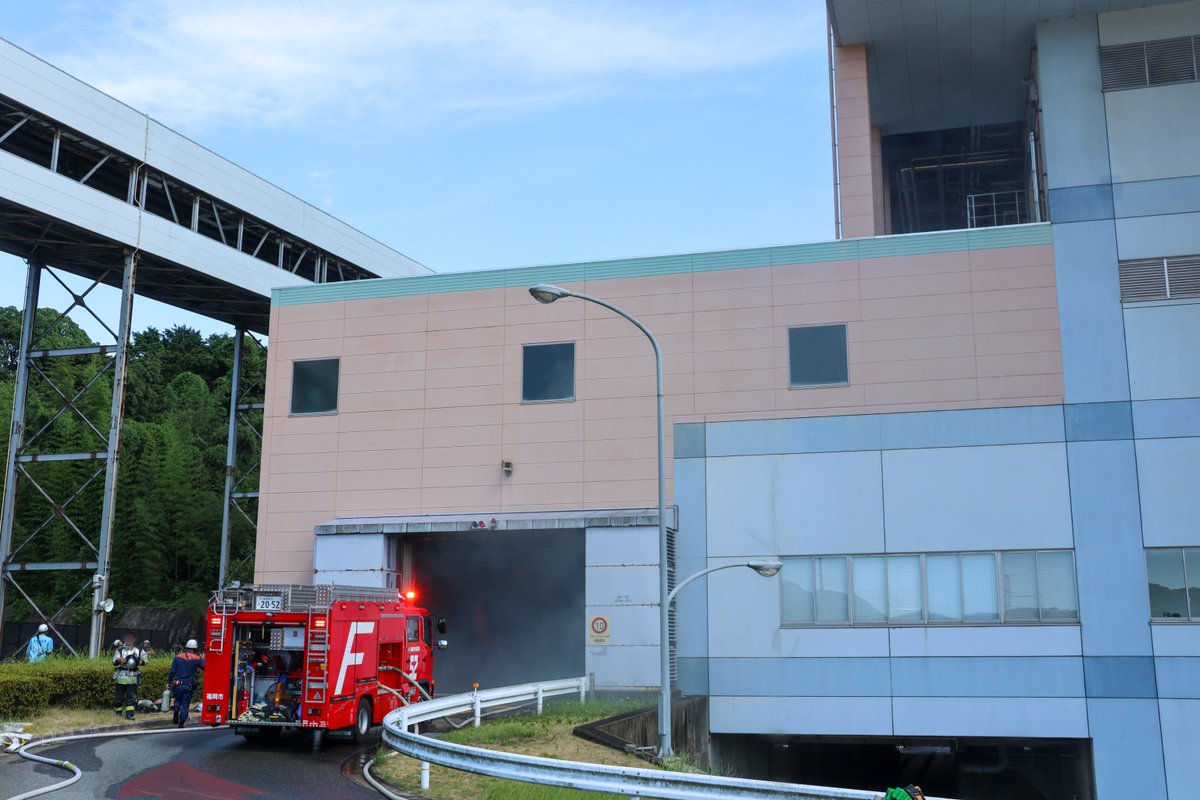 pochi9054's tweet photo. 福岡市東区蒲田5丁目 建物火災

クリーンエナジー工場から出火。
機動救助小隊のエアコアが実働を。

上牟田小隊は照明2で出動したりと。
中部1小隊や久山町消防団も応援出動。

東PSからは地域二課長,直轄隊等が臨場。
#福岡市 #東区 #蒲田 #ゴミ処理場 #火事 https://t.co/9MM8rC5tPb