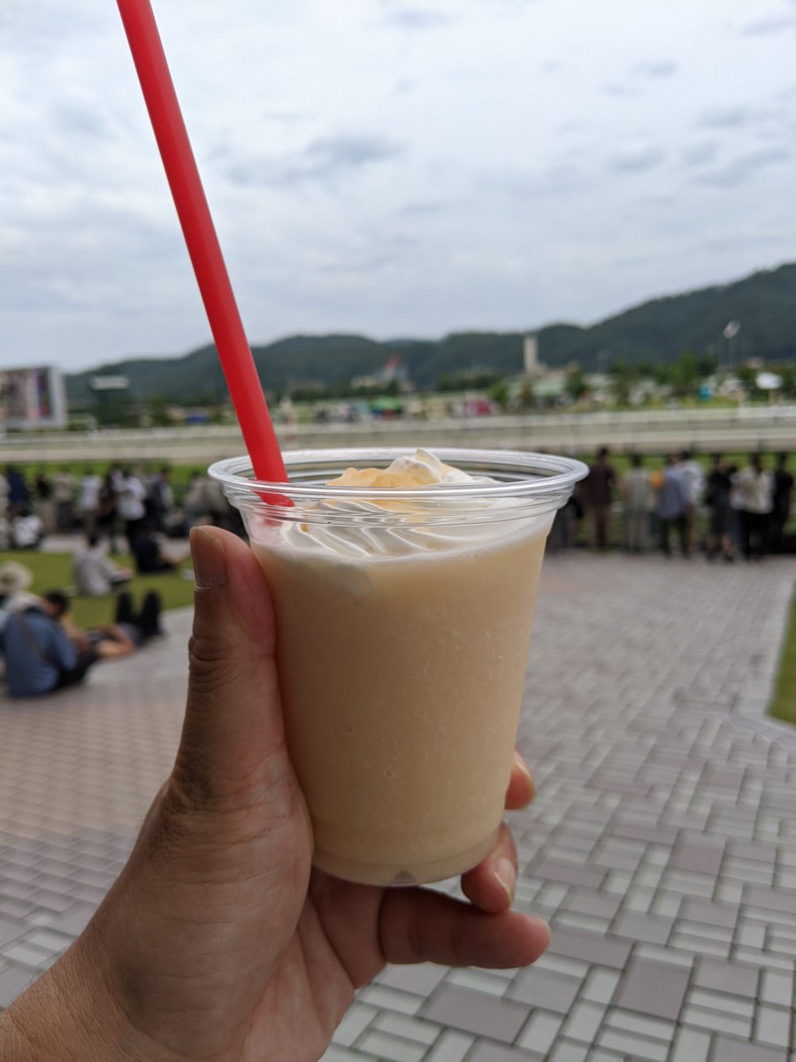 nanigashi4's tweet photo. 南福島から福島へJRで移動→バスで福島競馬場🏇へ。夏の福島開催に来るの何十年ぶりだろ？思い出せないwとりあえずもものスムージーと白桃ソフトを喰らう桃大好き男。 https://t.co/jktpRXVobn